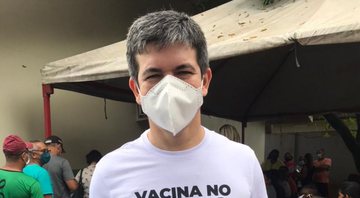 None - Senador Randolfe Rodrigues na fila para tomar a vacina contra Covid-19 na segunda, 21 (Foto: Reprodução/Twitter)