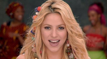 Shakira no clipe de "Waka Waka" (Foto: Reprodução)