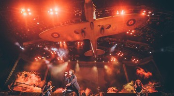 Iron Maiden levou uma réplica de avião ao show no estádio do Morumbi, em São Paulo (Foto: Move Concerts/Instagram)