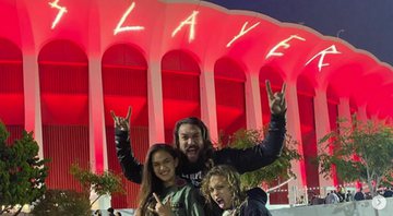 Jason Momoa e família em show do Slayer (Foto: reprodução/Instagram)