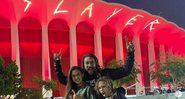 Jason Momoa e família em show do Slayer (Foto: reprodução/Instagram)