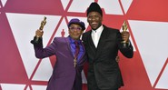 Spike Lee e Mahershala Ali exibem suas estatuetas do Oscar (Foto: Jordan Strauss/Invision/AP)
