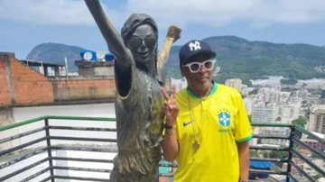 Spike lee visita estátua de Michael Jackson no Rio de Janeiro (Foto: reprodução)