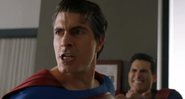 Brandon Routh como Superman em Crise nas Infinitas Terras (foto: Reprodução CW)