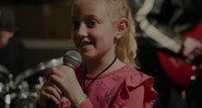 Taylor Campbell, de 8 anos, canta "The Devil in I" (Foto:Reprodução)