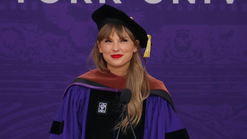 Taylor Swift discursando na NYU (Foto: Dia Dipasupil / Getty Images)