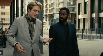 None - Robert Pattinson e John David Washington em cena de Tenet (Foto: Reprodução / Youtube)