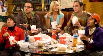 None - Os principais personagens de The Big Bang Theory em uma mesa comendo (foto: reprod. Warner)