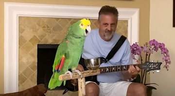 Tico, o papagaio e Frank Maglio (Foto: Reprodução/YouTube)