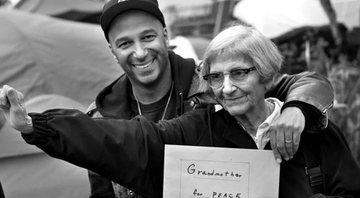 None - Tom e Mary Morello, filho e mãe, em protesto (Foto: Reprodução / Instagram)