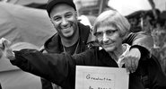 Tom e Mary Morello, filho e mãe, em protesto (Foto: Reprodução / Instagram)