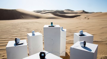 Foto da instalação feita no deserto da Namíbia  (foto: Reprodução/ Max Siedentopf)