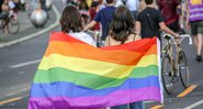 Duas mulheres com bandeira LGBTQ+ (Foto: Omer Messinger/Getty Images)