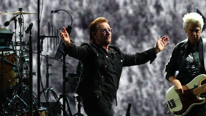 U2: Bono e The Edge se apresentam no metrô de Kiev, Ucrânia; assista