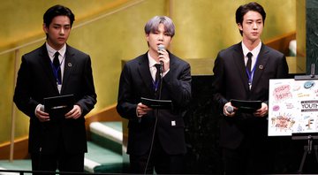 None - V, Suga e Jin do BTS em evento da ONU 2021 (Foto: John Angelillo-Pool/Getty Images)