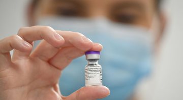 None - Vacina contra covid-19 (Foto: Justin Tallis - Pool / Getty Images)