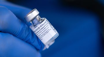 Vacina contra Covid-19 produzida pelas empresas Pfizer e BioNTech (Foto: Sean Rayford / Getty Images)