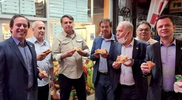 None - Jair Bolsonaro e ministros comem pizza na rua de Nova York (Foto: Reprodução/Instagram)
