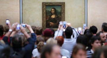 None - Visitantes aglomerados em frente ao quadro de Mona Lisa, no Museu do Louvre, em 2016 (Foto: AP Photo/Markus Schreiber, File)
