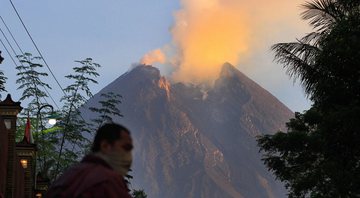 Vulcão em atividade na Indonésia (Foto: Devi Rahman / INA Photo Agency / Sipa USA)(Sipa via AP Images)