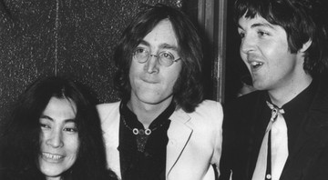 Yoko Ono, John Lennon e Paul McCartney em 1968 (Foto: Peter Kemp / AP Photo)