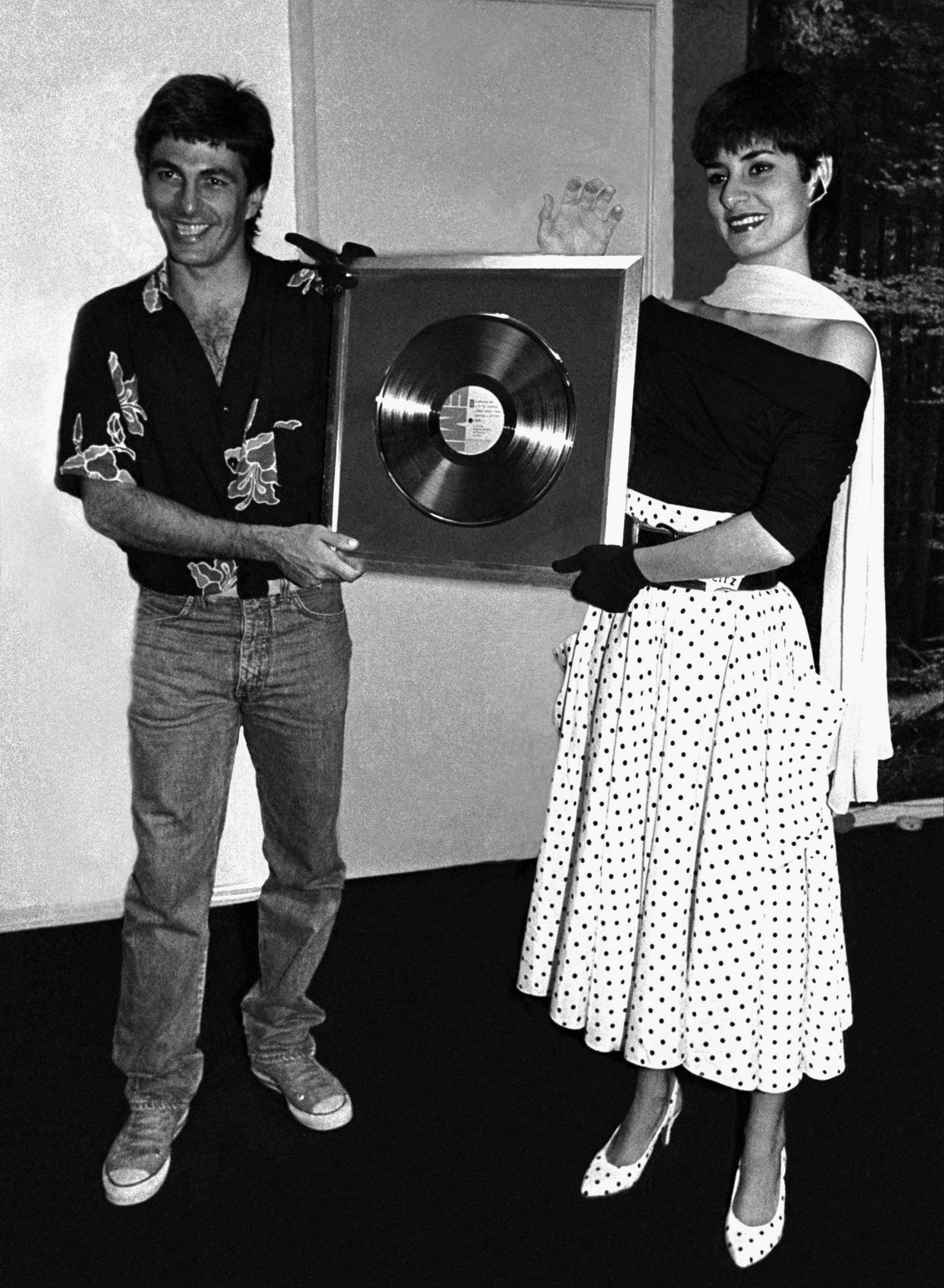 Evandro Mesquita e Fernanda Abreu recebem o disco de ouro pela Blitz em 1985 (Foto: Cristina Granato)