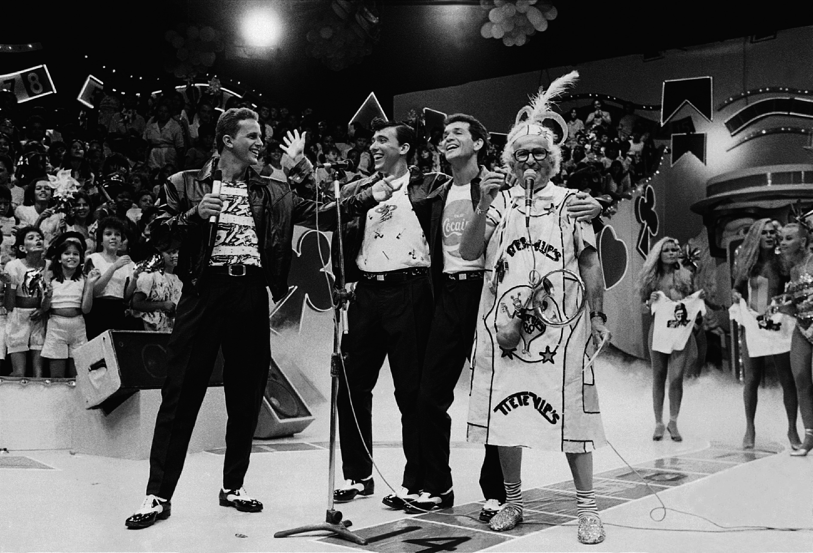 Os integrantes do grupo João Penca e Seus Miquinhos Amestrados vivem a vida louca no programa Cassino do Chacrinha, em 1988 (Foto: Cristina Granato)