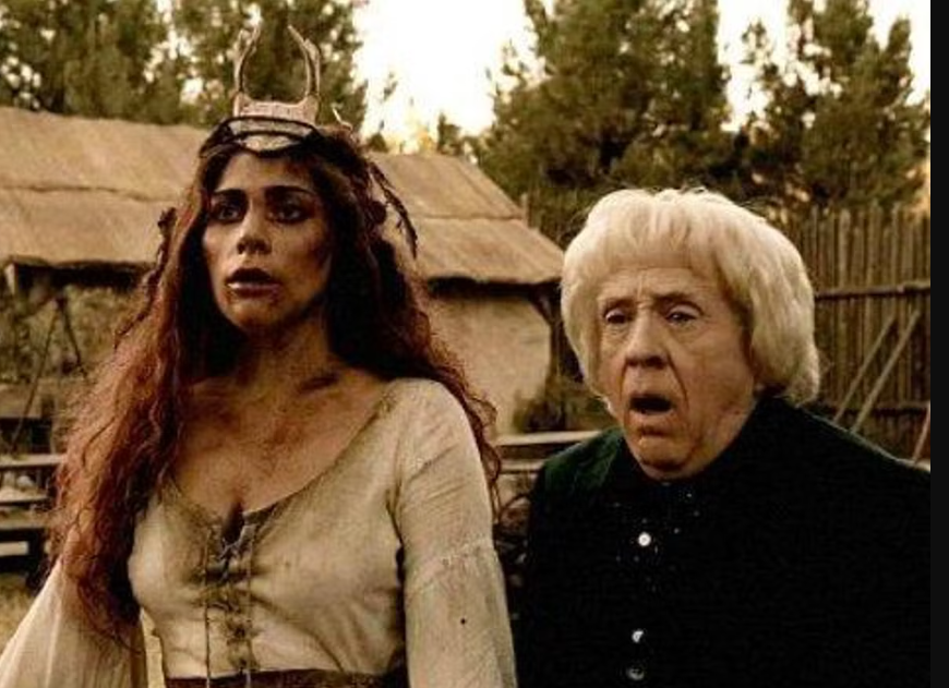 Lady Gaga e Leslie Jordan em American Horror Story (Foto: reprodução)
