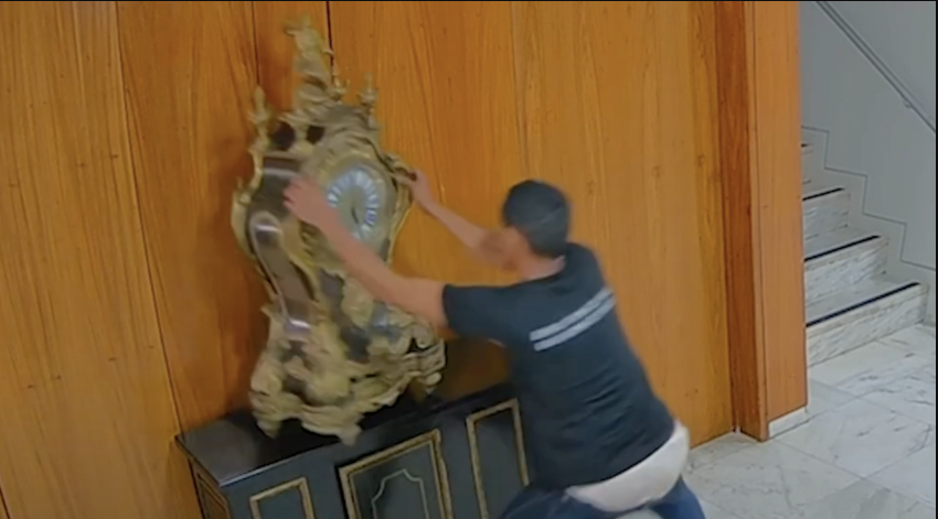 Relógio de Balthazar Martinot destruído durante atos terroristas (Foto: reprodução)