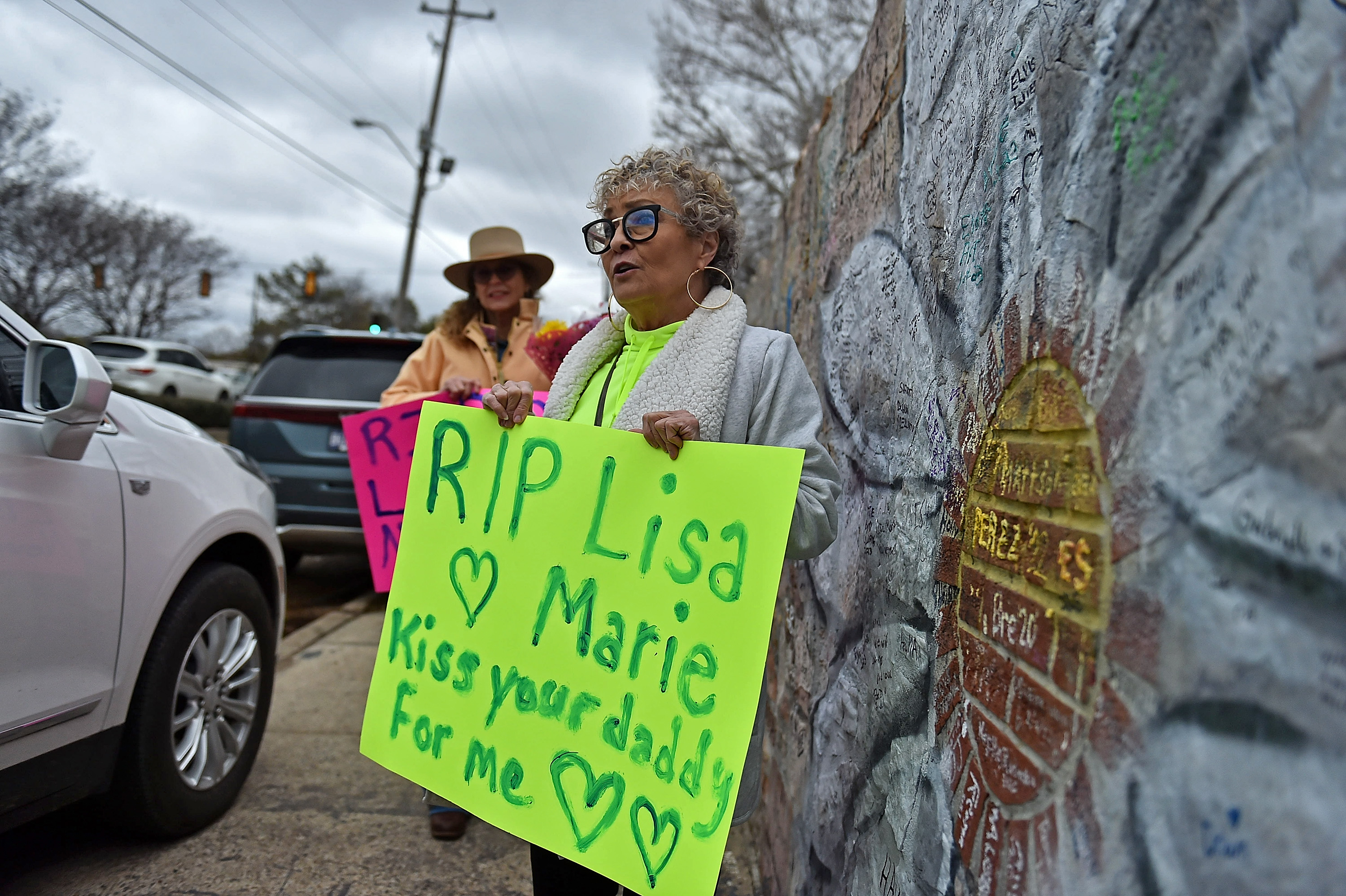 Fãs prestam homenagem à Lisa Marie Presley em Graceland (Foto: Getty Images)