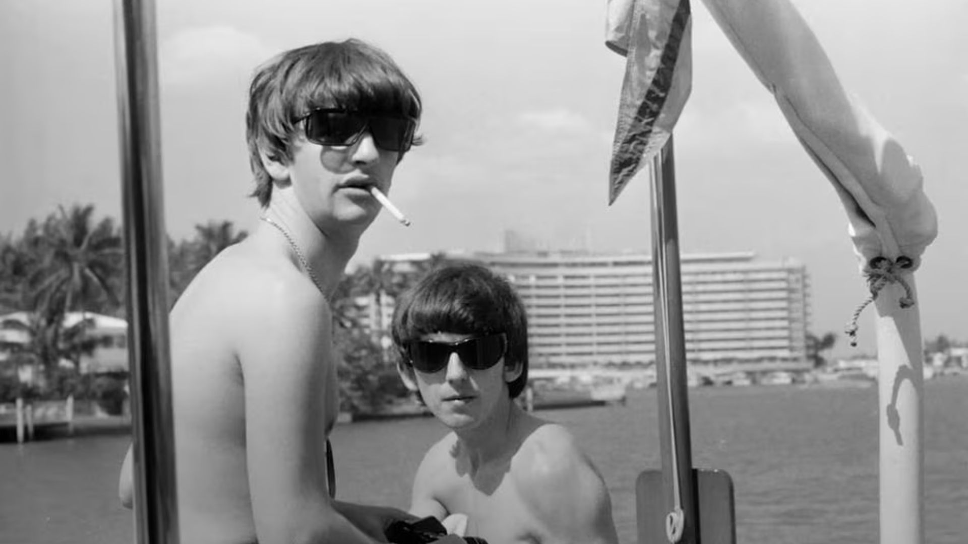 Ringo Starr e George Harrisson entre 1963 e 1964