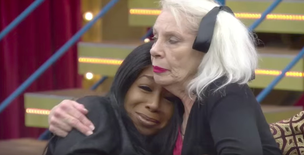 Angie Bowie consola Tiffany Pollard no Celebrity Big Brother UK - aqui, Tiffany ainda não sabia que o David falecido era David Bowie (Reprodução)