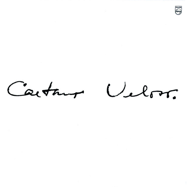 Álbum com capa branca. Em caligrafia preta no centro, "Caetano Veloso"