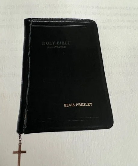 Bíblia com capa de couro marrom. Nome de Elvis PResley está escrito no canto inferior direito do livro.