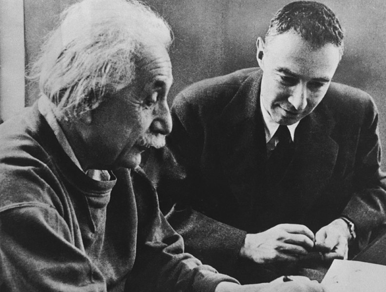 Albert Einstein e Oppenheimer (Domínio Público)