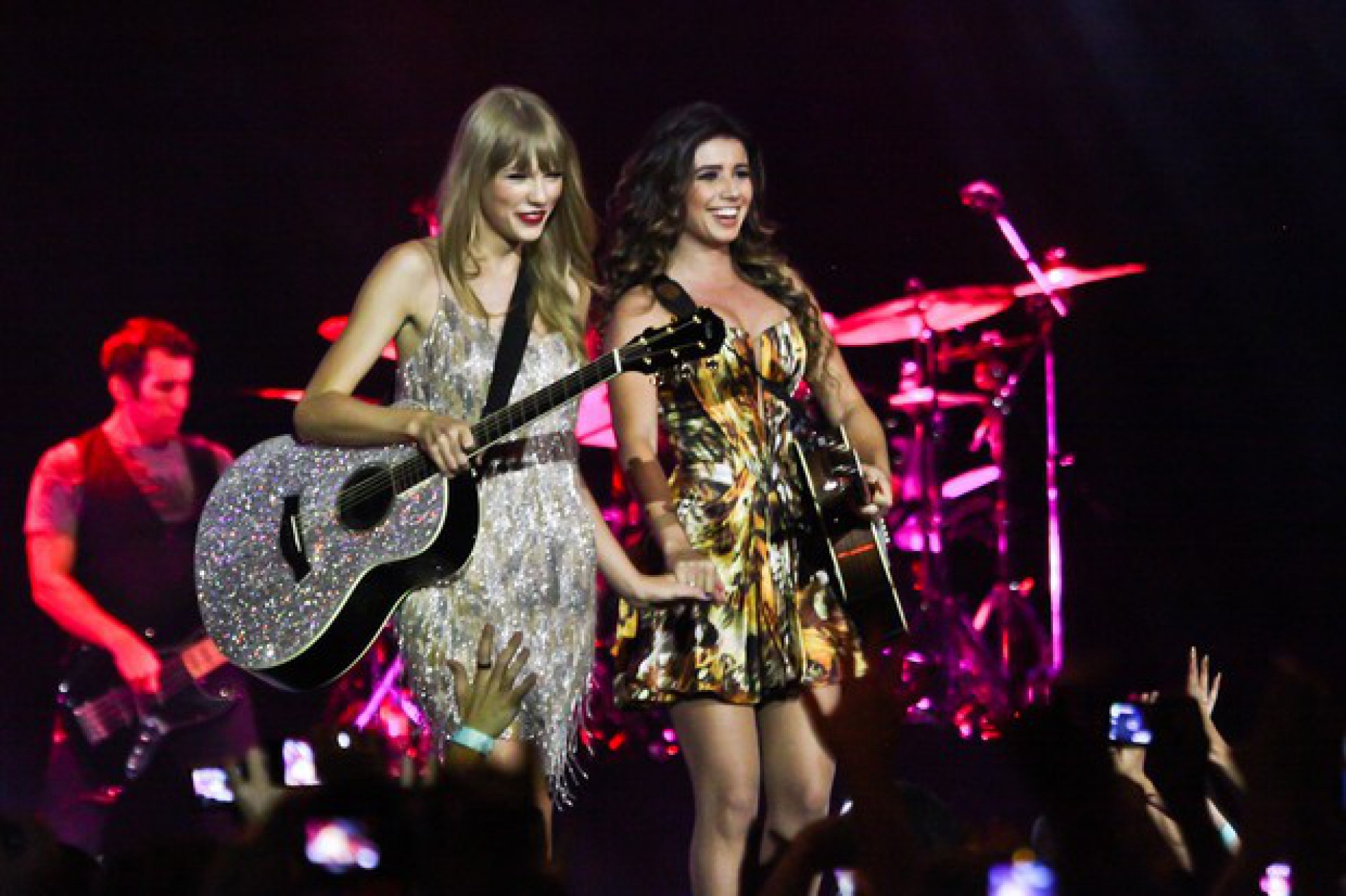 Taylor Swift e Paula Fernandes (Reprodução)