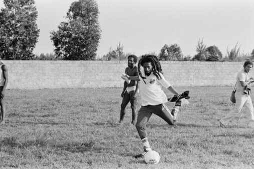 Bob Marley jogando futebol (Reprodução/Santos FC)