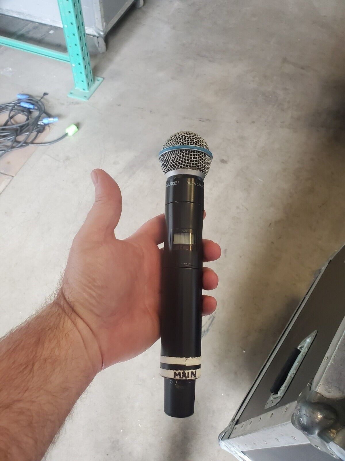 Microfone que Cardi B teria jogado em mulher durante show