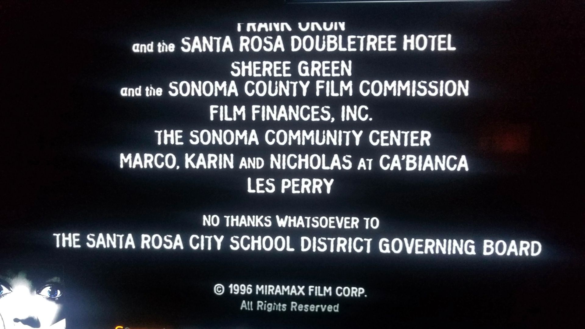"Agradecimento" de Wes Craven à Administração do Distrito Escolar de Santa Rosa, que proibiu as filmagens de Pânico em um colégio da cidade (Foto: Reprodução/Dimension Films))