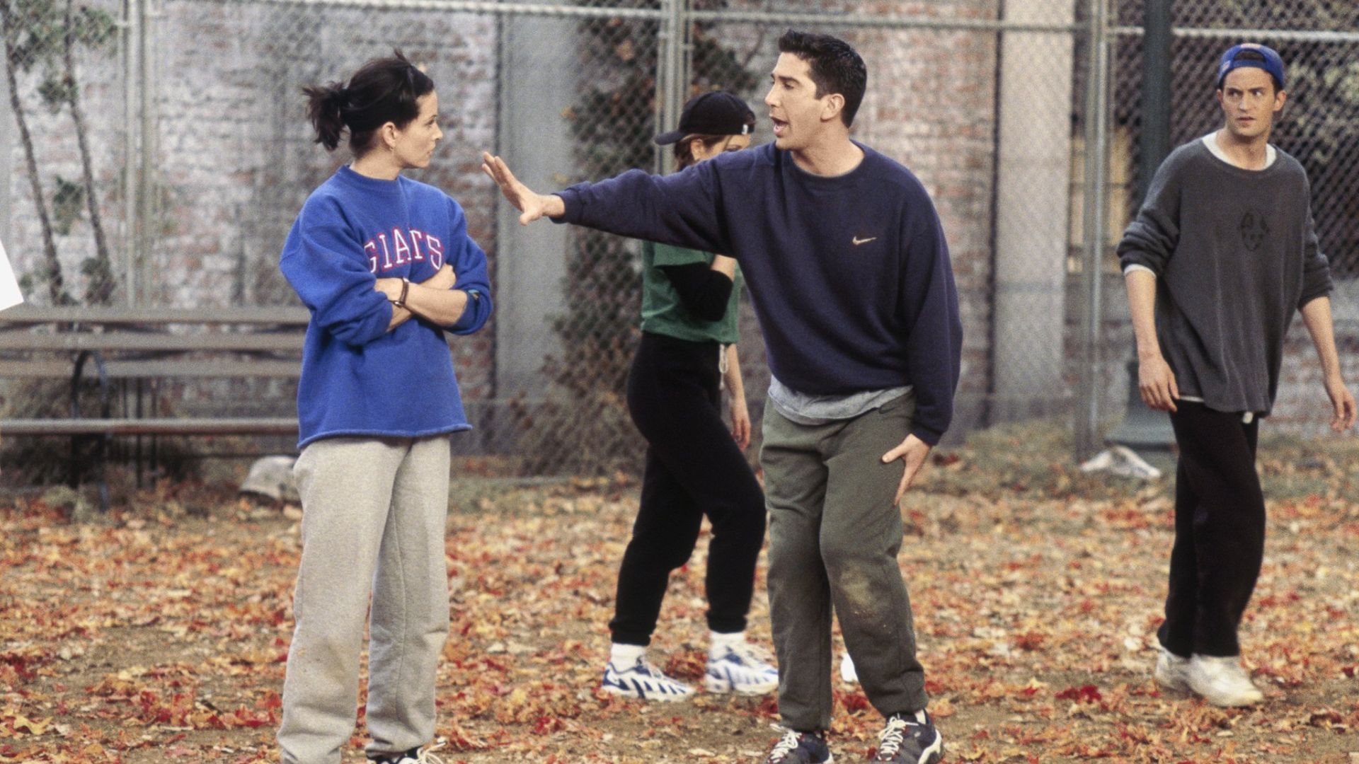 Em uma partida de futebol na 3ª temporada de Friends, Monica e Ross mostram como são competitivos (Foto: Divulgação/Warner Bros. Television)