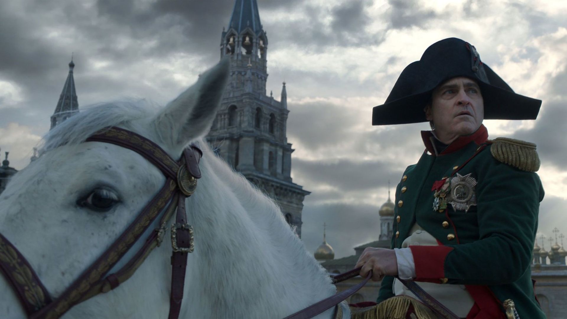 No filme de Ridley Scott, Napoleão recupera e guarda a bola de canhão que matou o seu cavalo (Foto: Divulgação/Sony Pictures)