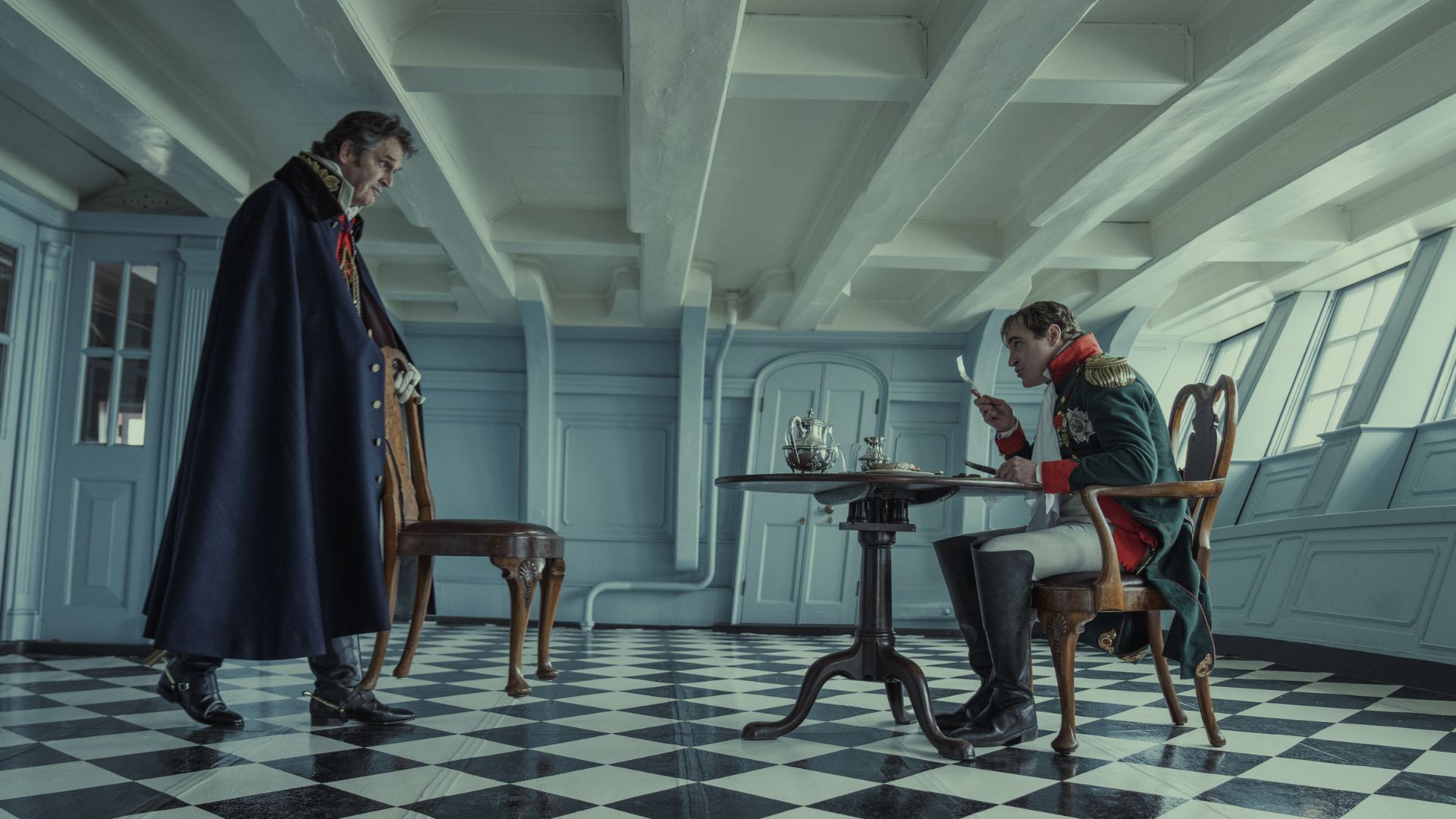 O encontro entre o Duque de Wellington e Napoleão nunca aconteceu na vida real (Foto: Divulgação/Sony Pictures)