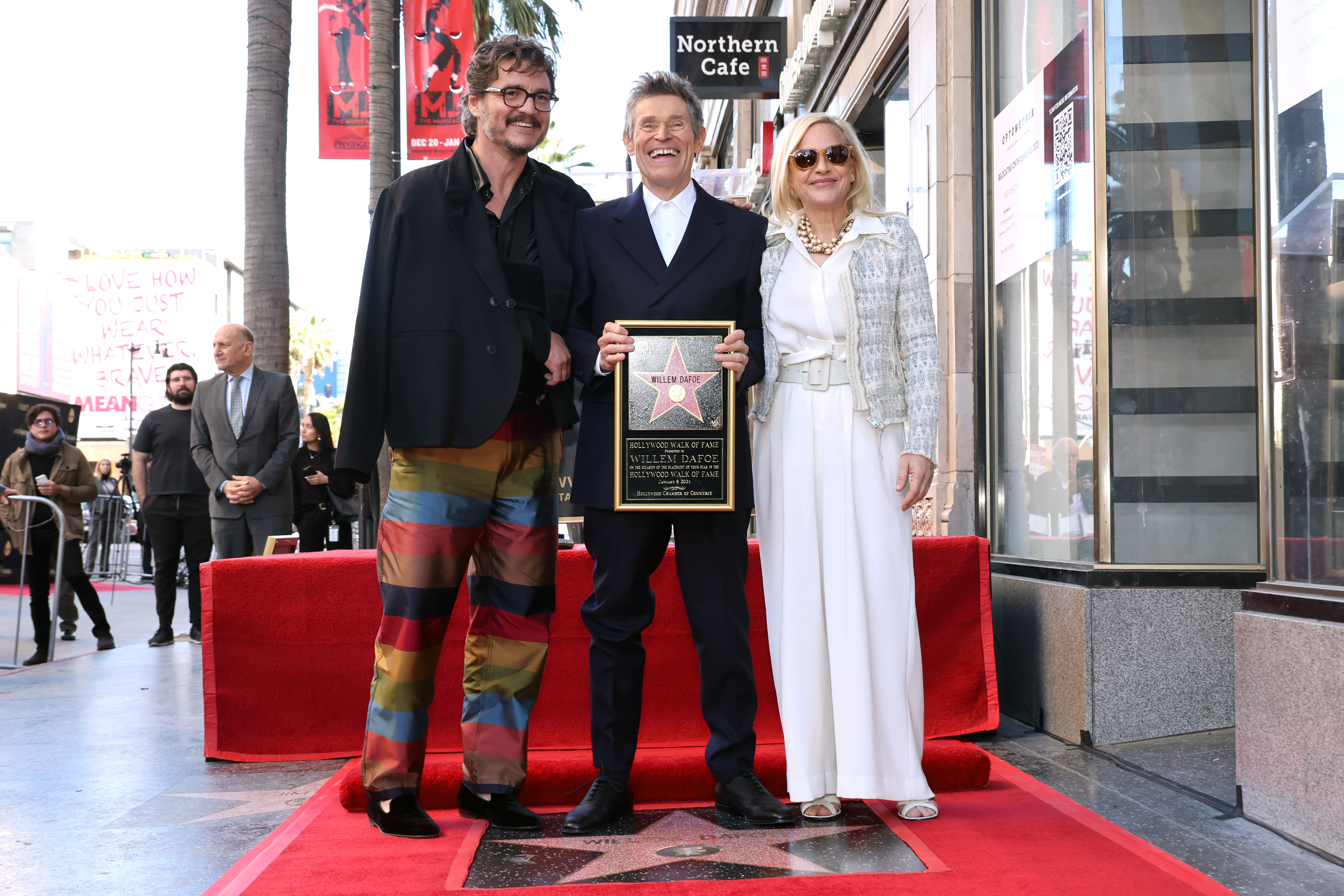 Willem Dafoe recebe homenagem na calçada da fama de Hollywood com Pedro Pascal e Patricia Arquette 