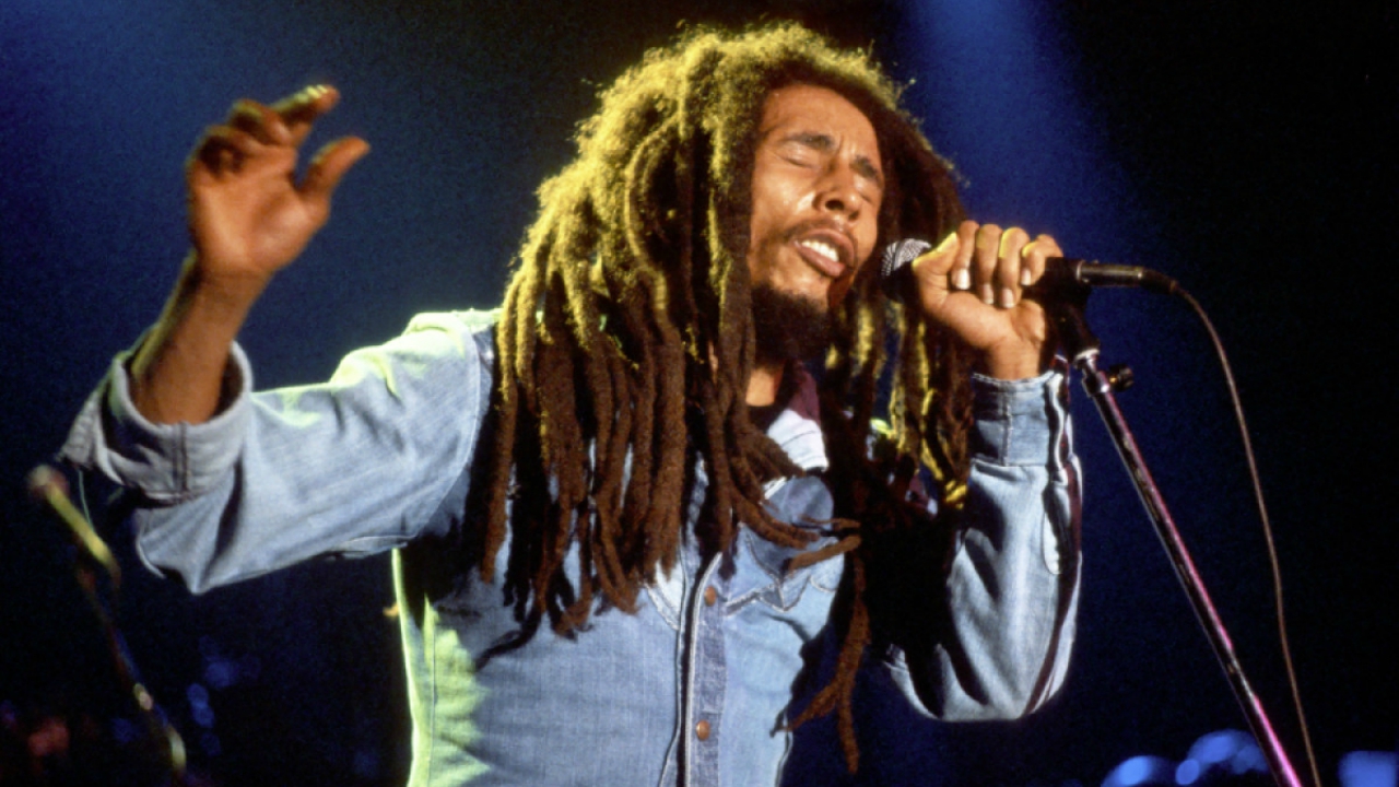 Torcida do Olympique de Marselha homenageia Bob Marley com faixa