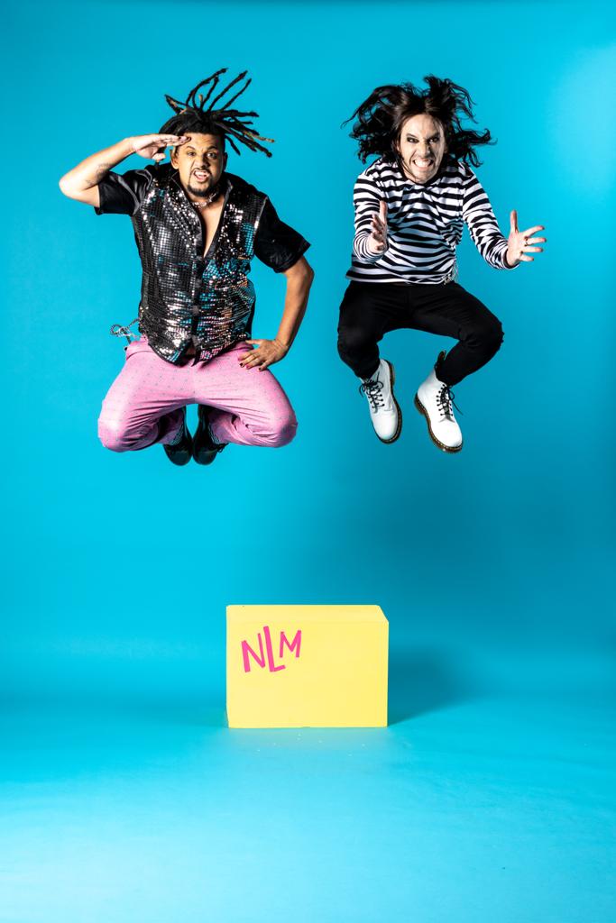 Ben Pierce (à direita), vocalista do NLM; à esquerda, o brasileiro Moah (Divulgação)
