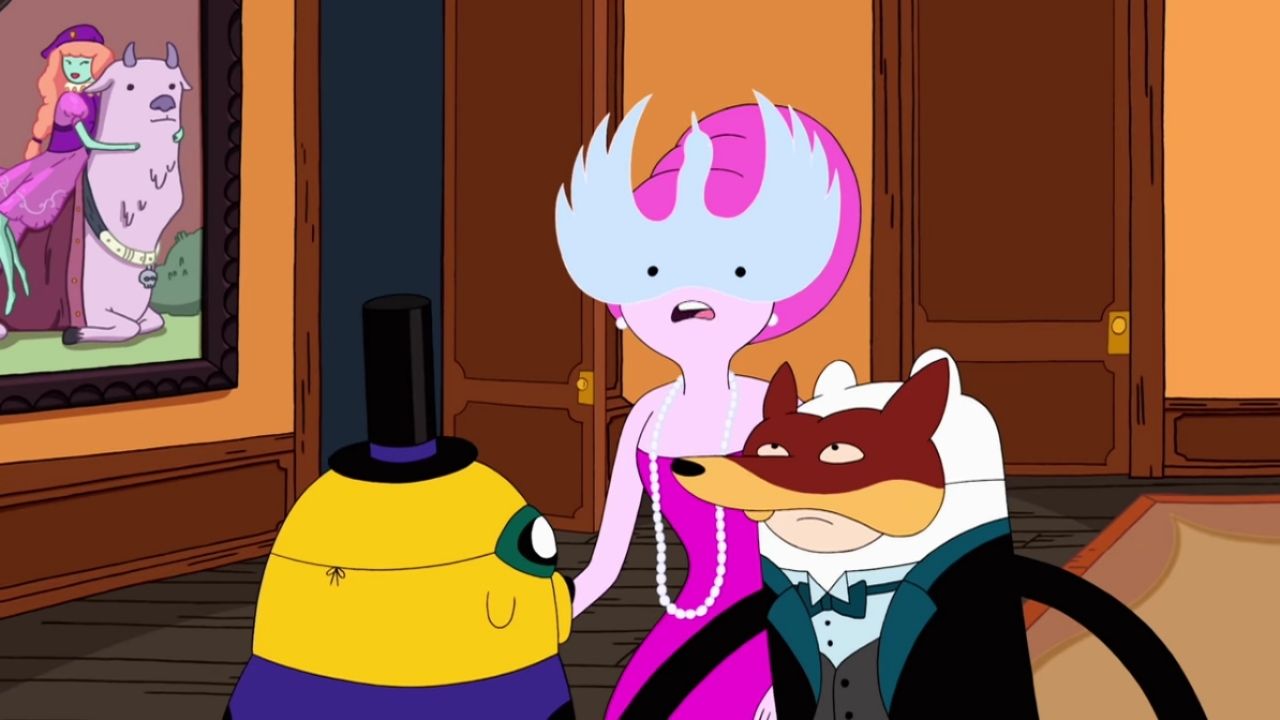 Finn, Jake e Princesa Jujuba se olhando. Os três usam máscaras cobrindo os olhos e roupas sociais.