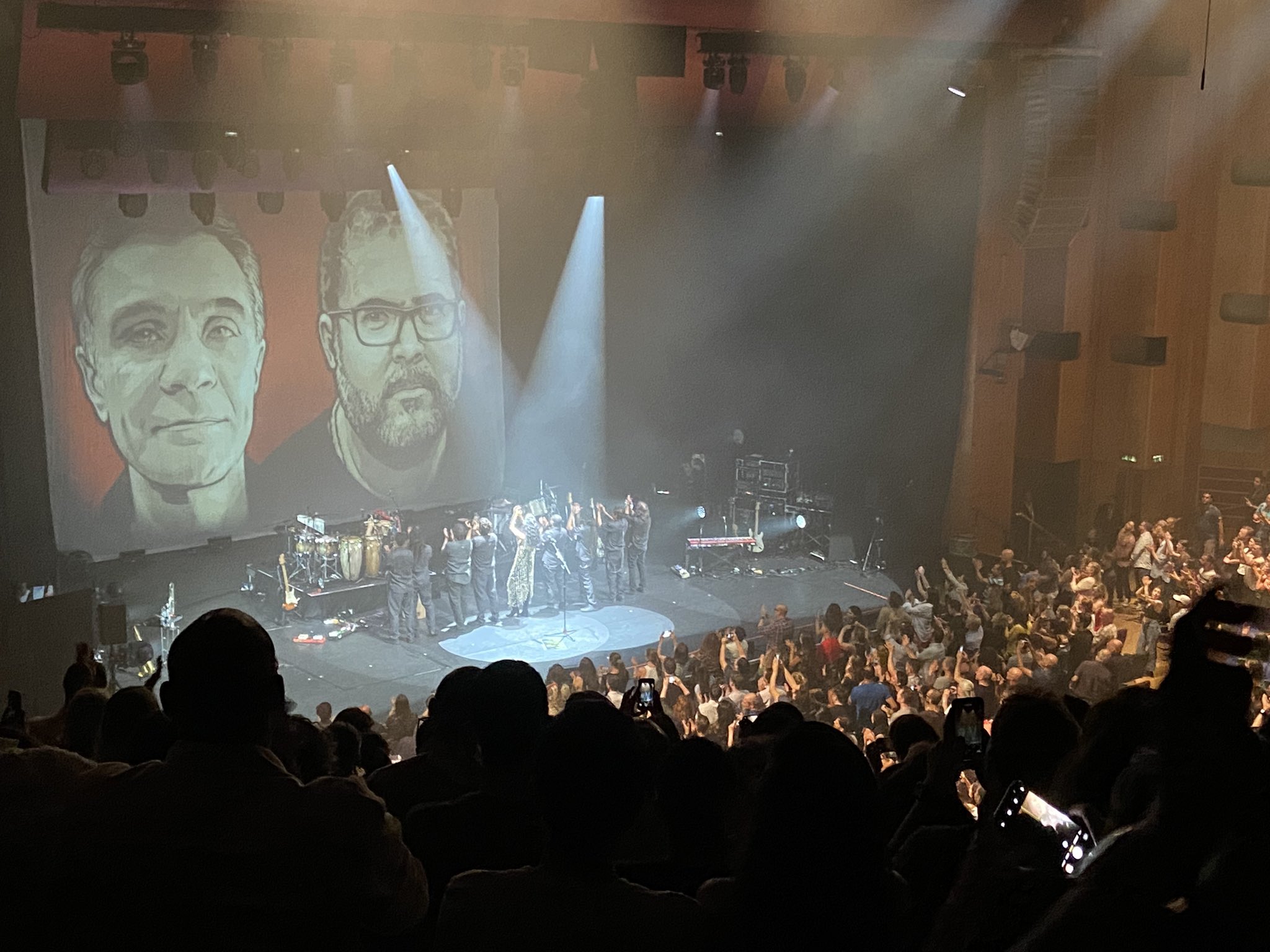 Marisa Monte homenageia Dom Phillips e Bruno Pereira durante show em Londres