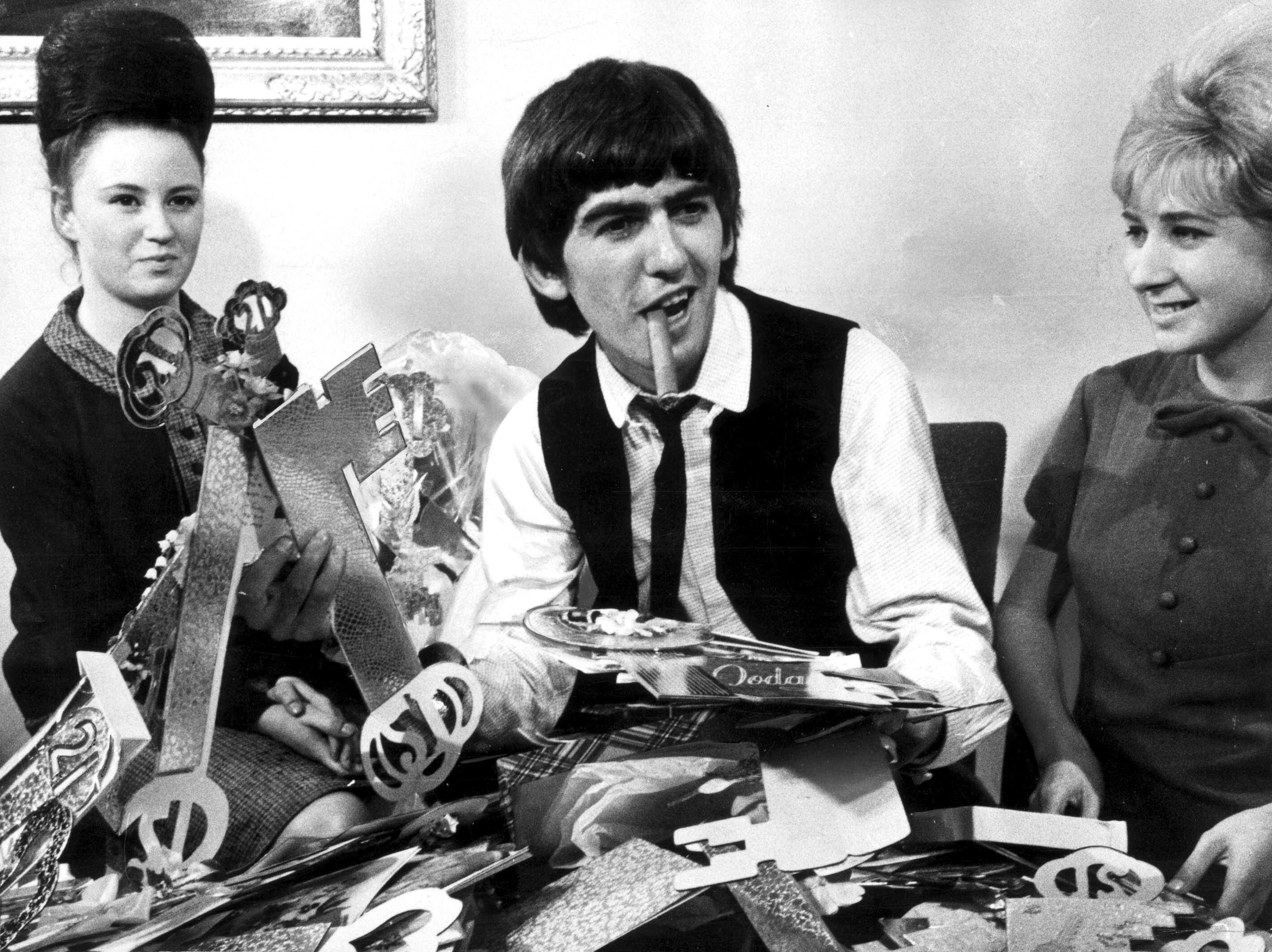 Piada de George Harrison após tomar 40 facadas de fã dos Beatles é