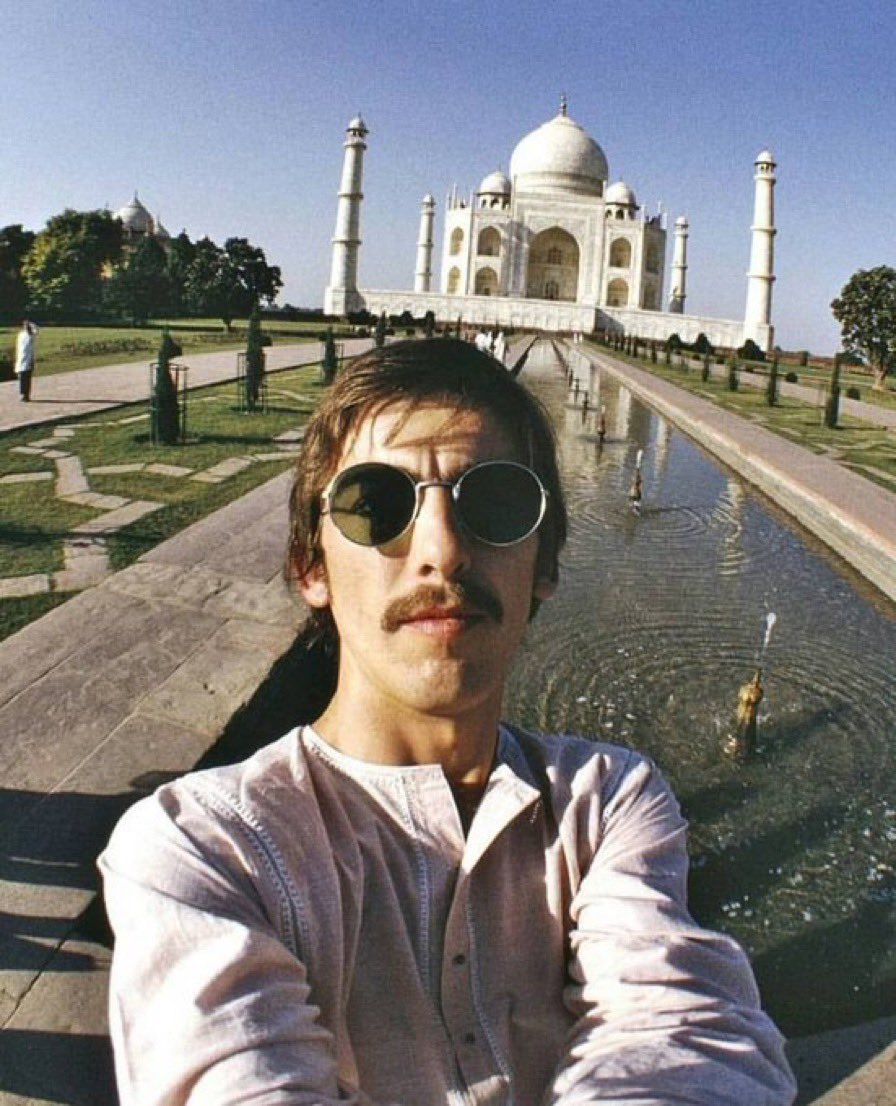 George Harrison selfie (Foto Reprodução Twitter)