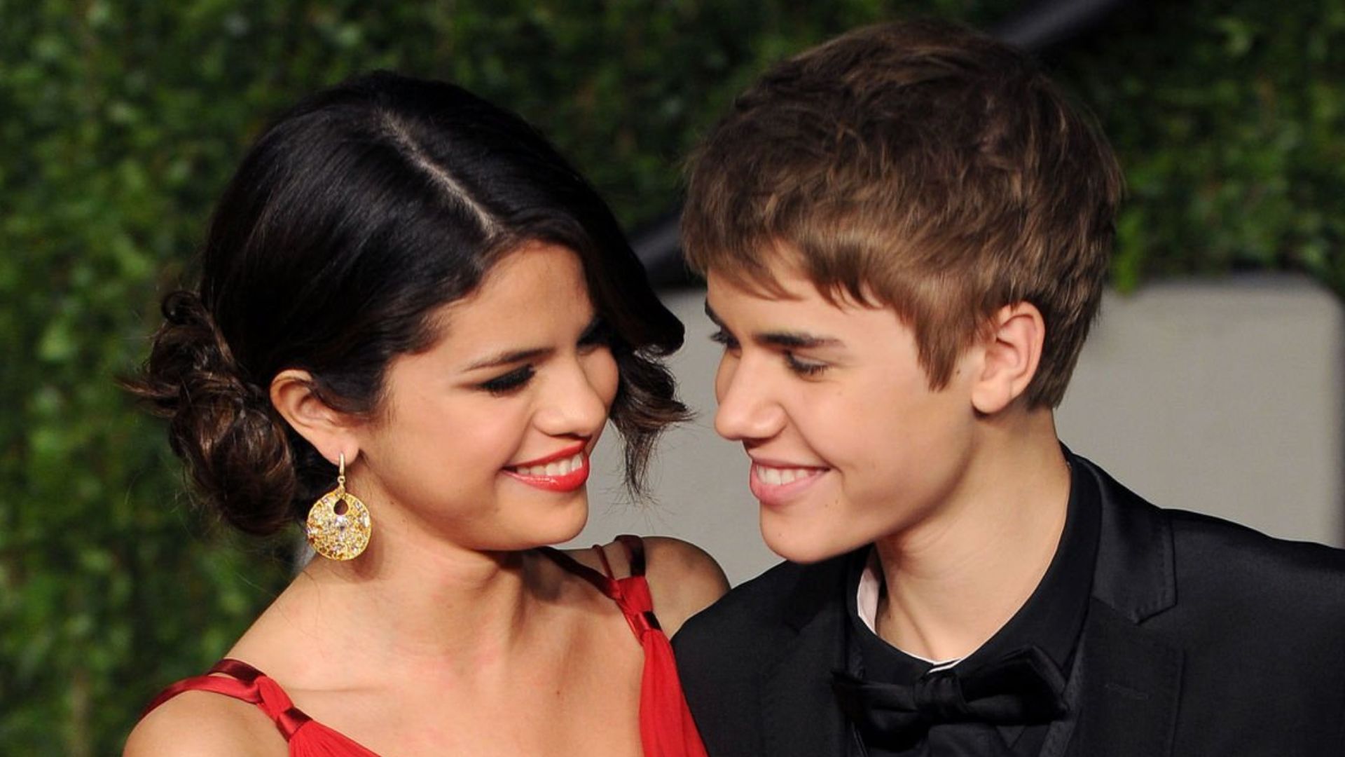 Justin Bieber e Selena Gomez durante o Oscar em 2011 